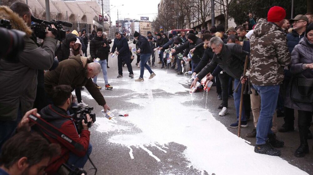 Nezadovoljni mlekari najavljuju novi protest: Daju državi nedelju dana da im ispuni zahteve