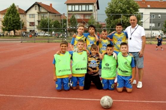 Učitelj iz Niša sa fudbalskim klubom osvojio više od 500 pehara