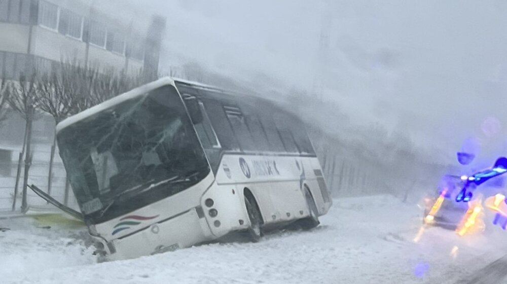 Autobus u Sobovici kod Rače Kragujevačke sleteo sa puta, 18 putnika lakše povređeno