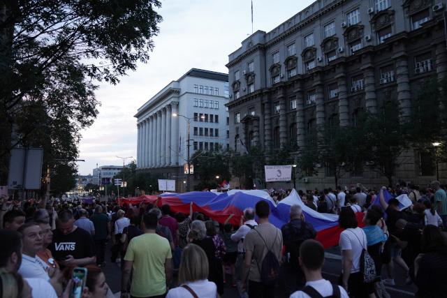 Održan šesti protest „Srbija protiv nasilja“, napravljen prsten oko Vlade