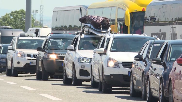 AMSS: Na graničnim prelazima čekanja do sat vremena