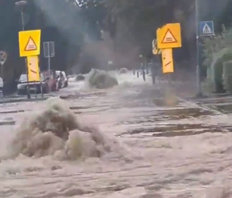 VIDEO Zbog pljuska poplavljena ulica u Smederevu, šahtovi kao fontane