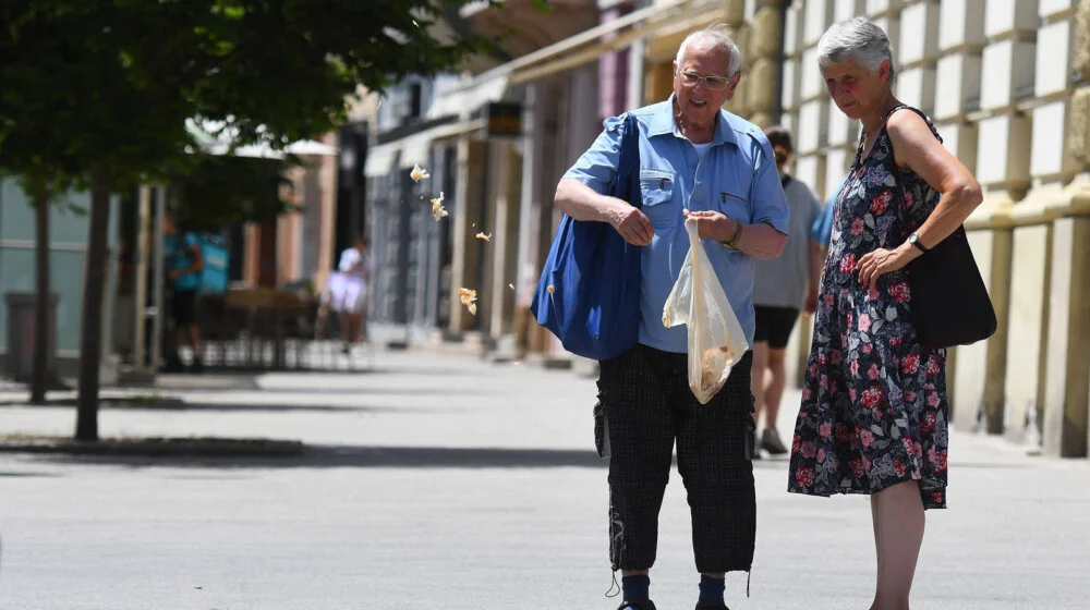 Popusti uz penzionerske kartice počeli, ali one građanima još nisu stigle: Najstariji se žale na „smešno mala“ sniženja kojih u manjim mestima ni nema