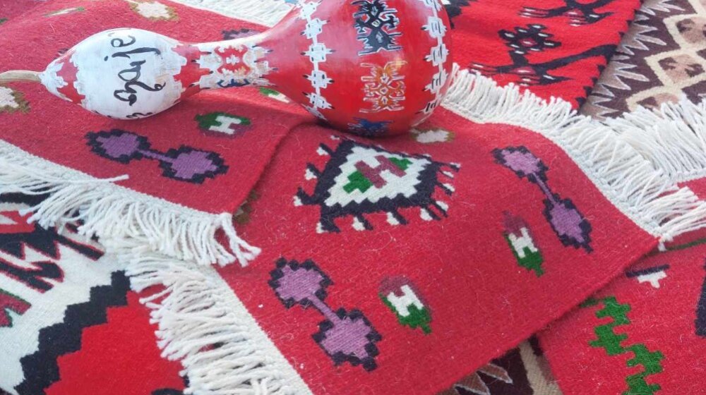 U izradu pirotskog ćilima urezuješ dušu, osećanja i ljubav: Dragan Panić bavi se preradom vune i izradom pravog pirotskog ćilima