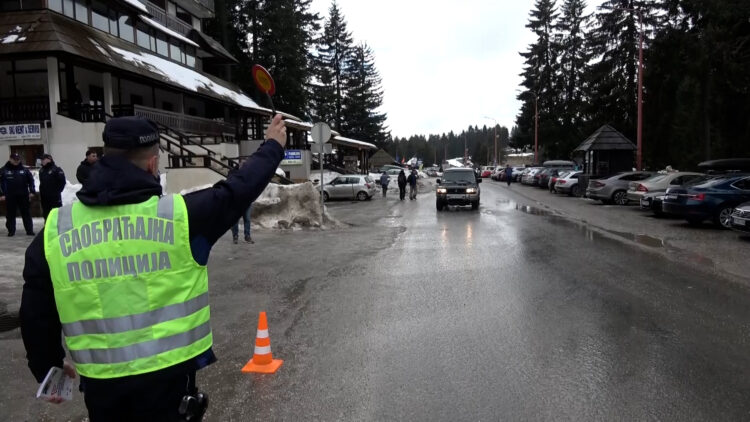 AMSS: Hladno vreme i sneg otežavaju vožnju, opasnost od odrona na putevima