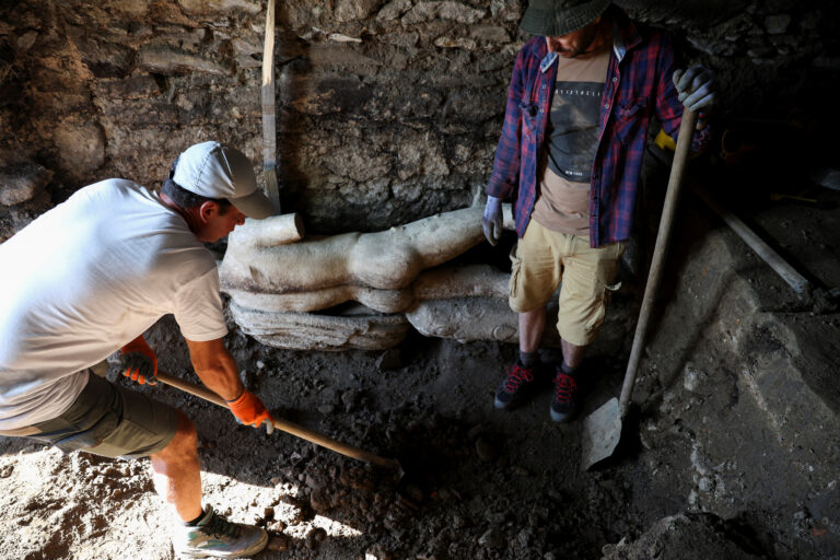 (FOTO) Bugarski arheolozi otkrili drevnu mermernu statuu