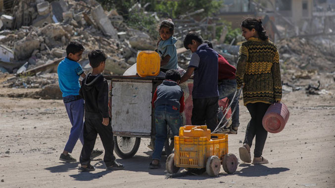 Deca u Gazi skupljaju vodu i hranu osam sati dnevno