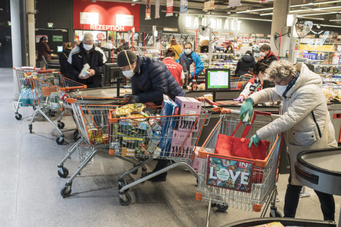 Psihološki trikovi u prodavnicama: Evo zašto kolica za kupovinu imaju koso dno