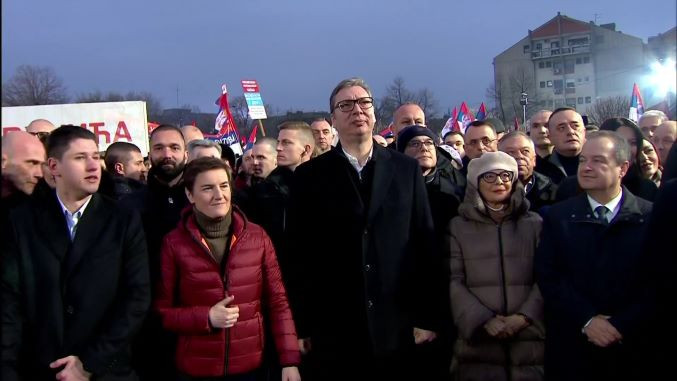 Vučić: Srbija ugrožena spolja, a pomažu mnogi iznutra i manipulišu decom